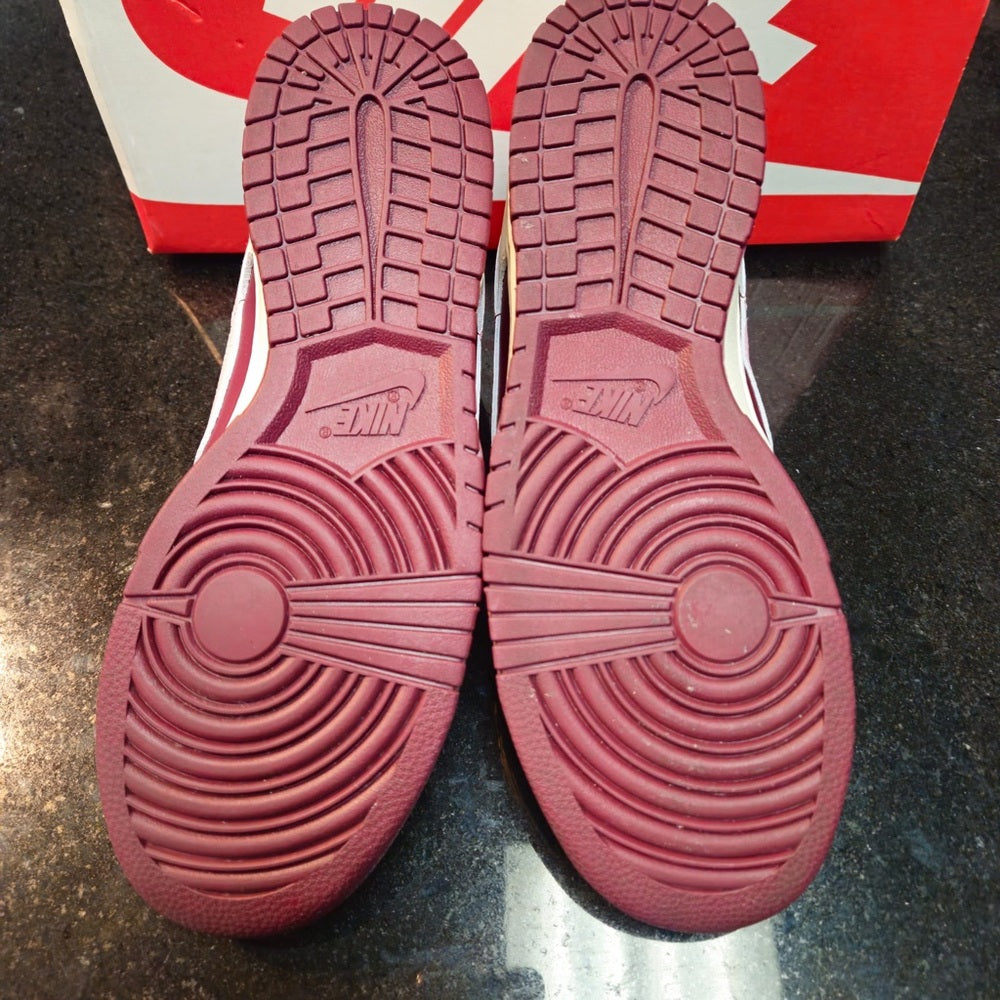 Nike Dunk Low Retro PRM 'Valentine's Day' (2023)
SKU: DR9705-100 sz 9.5