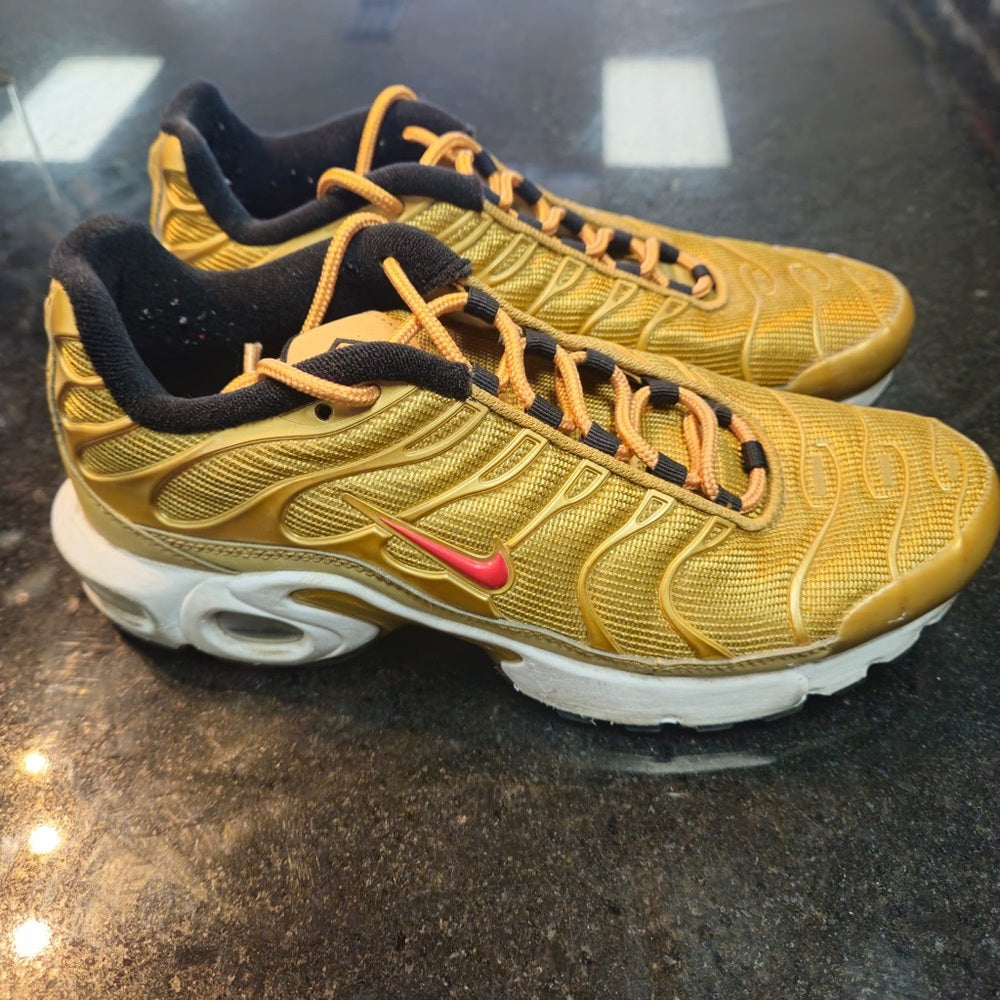 Sz 5.5y Wmns Air Max Plus QS 'Metallic Gold'