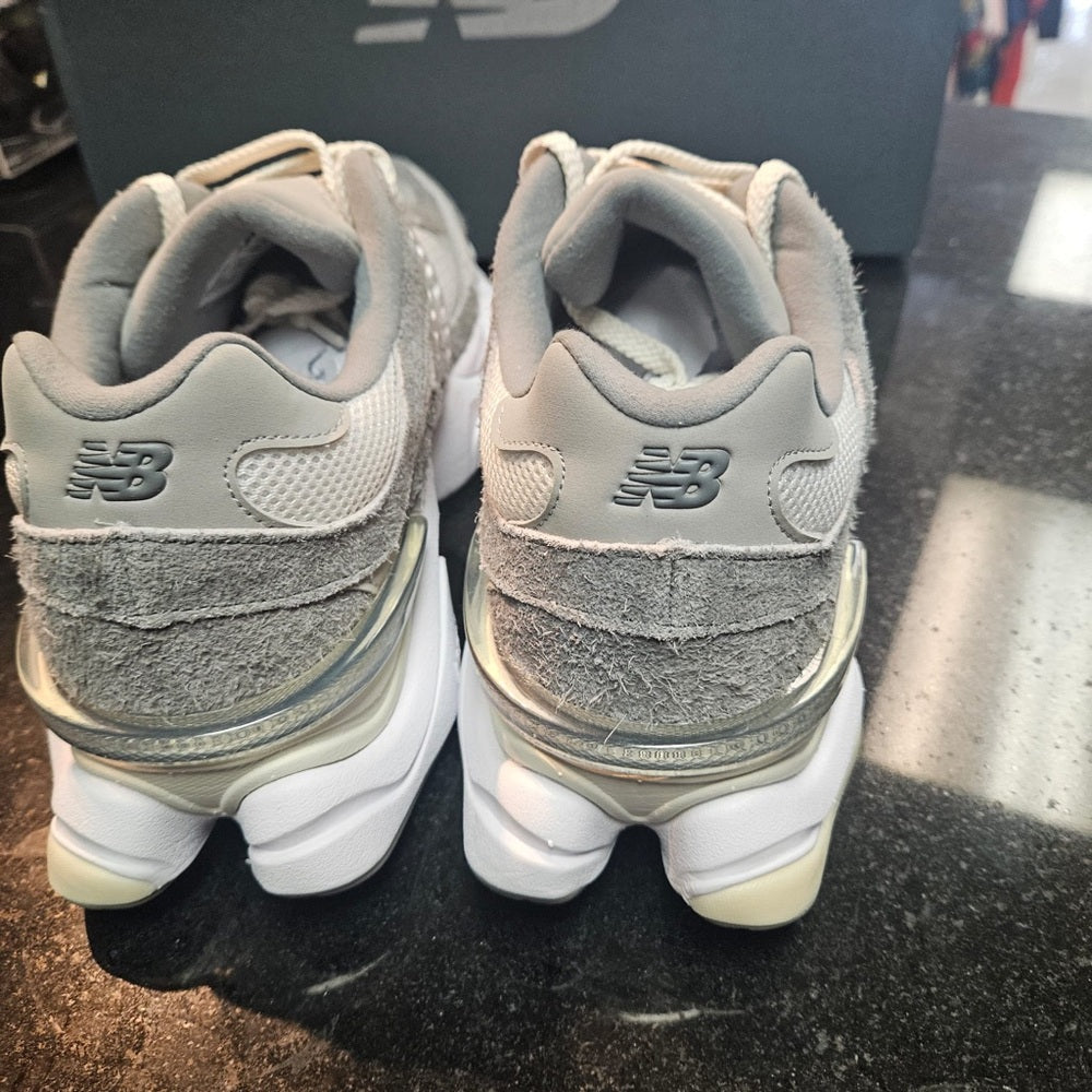 NEW BALANCE 9060 sz 10.5 gray