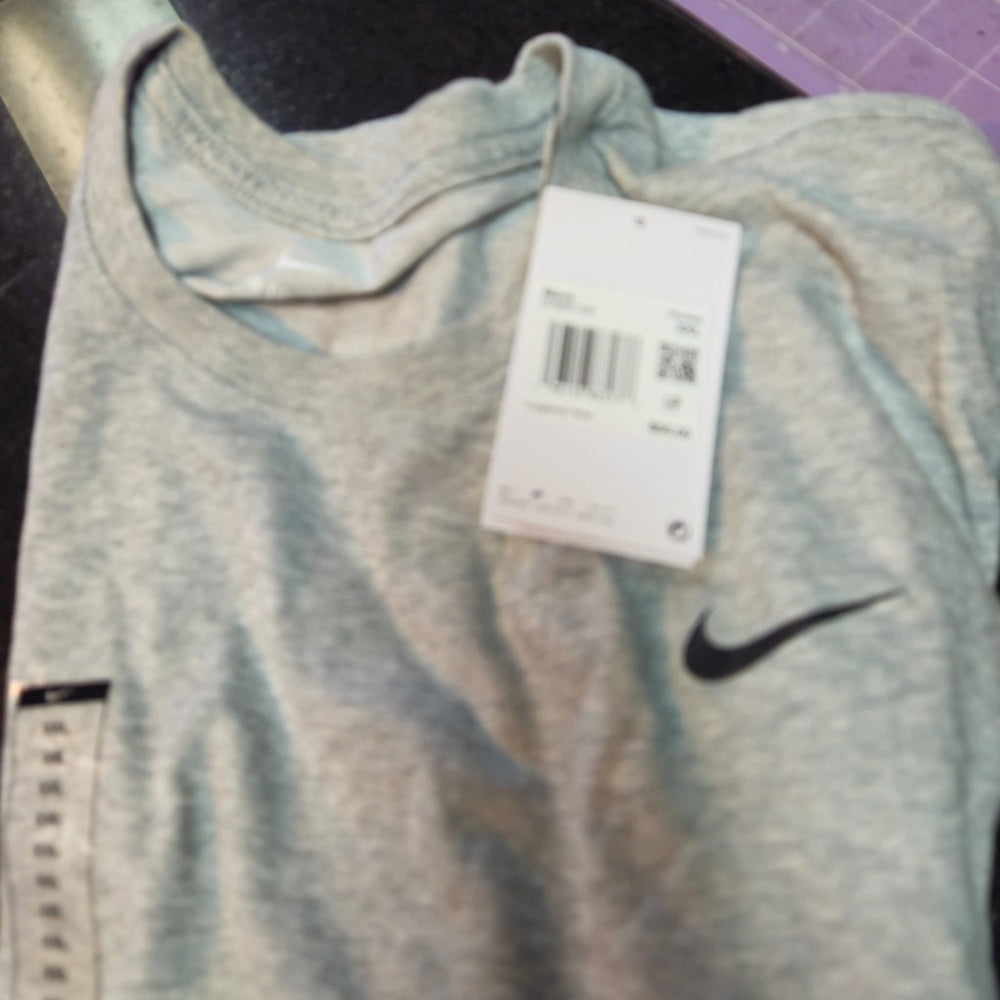 Nike Men's Gray T-Shirt