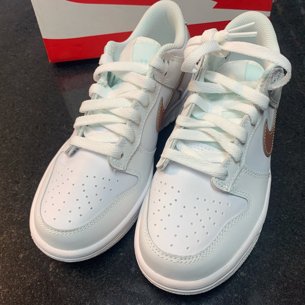 2022
Sz various Dunk Low GS 'White Metallic Red Bronze'