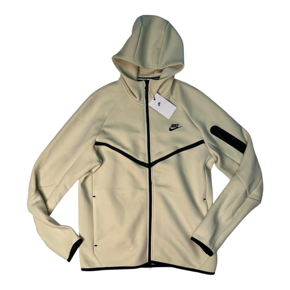 Sz various Nike Beige and Black
Nike Tech
Men Fleece Windrunner Full-Zip Jacket