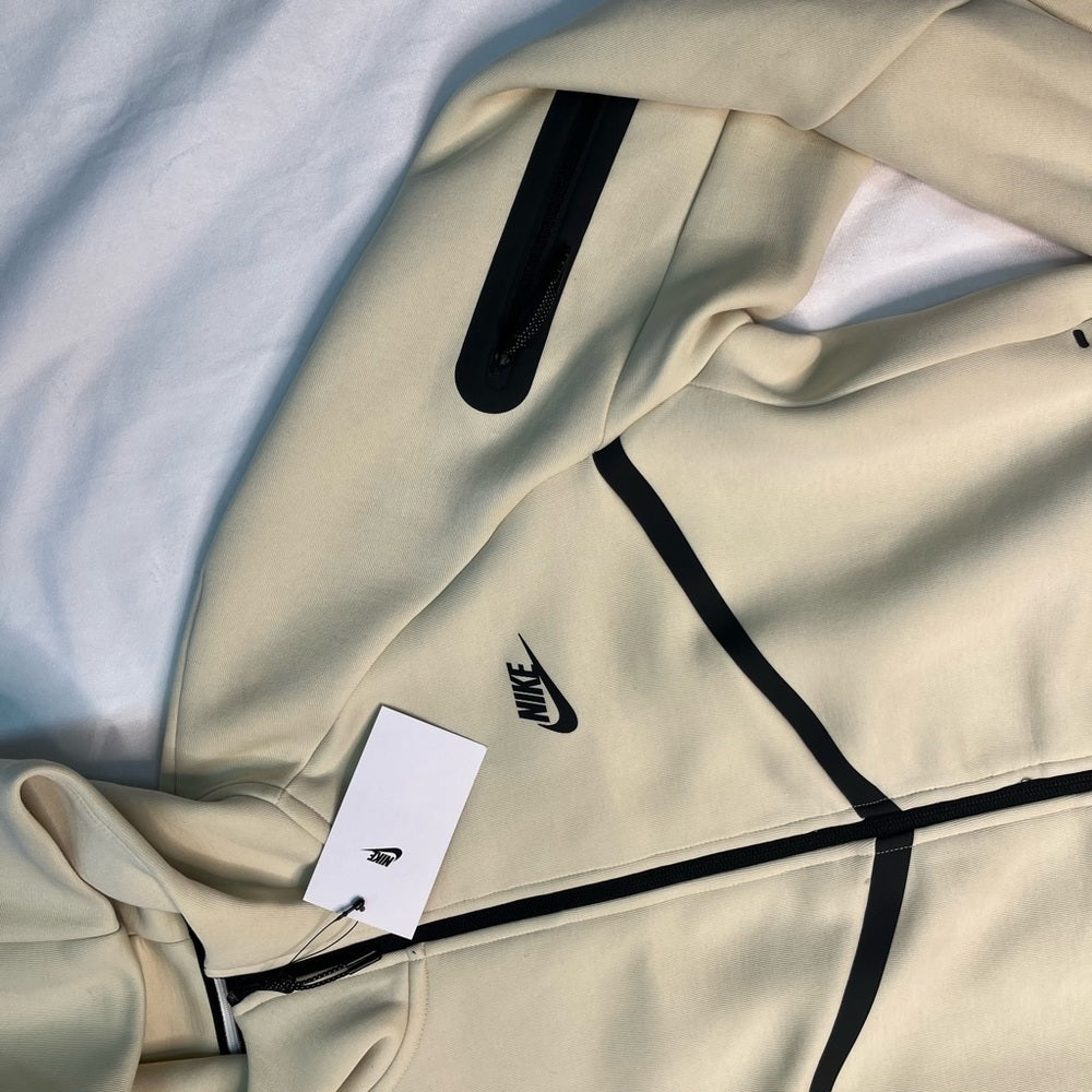 Sz various Nike Beige and Black
Nike Tech
Men Fleece Windrunner Full-Zip Jacket