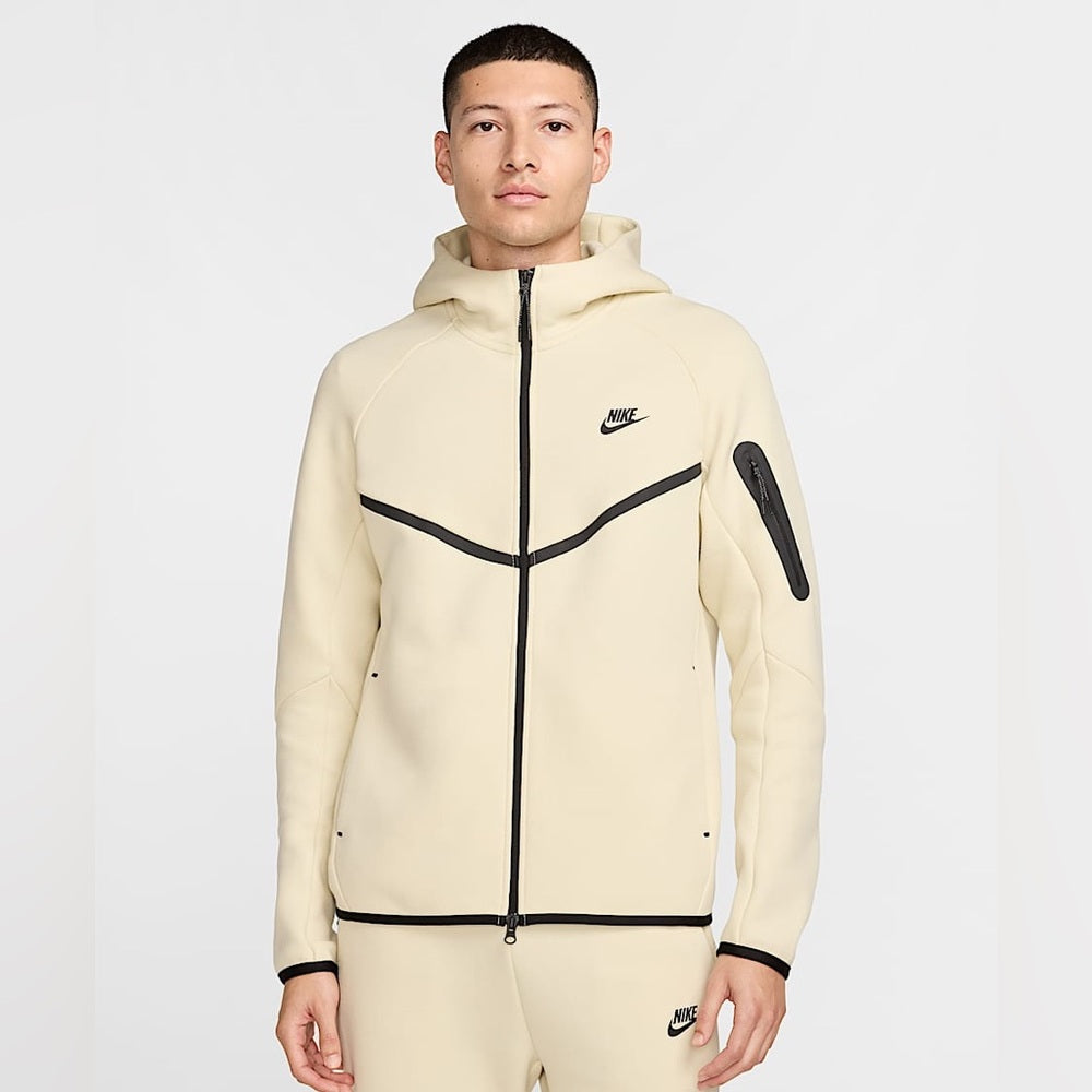 Sz various Nike Beige and Black
Nike Tech
Men Fleece Windrunner Full-Zip Jacket